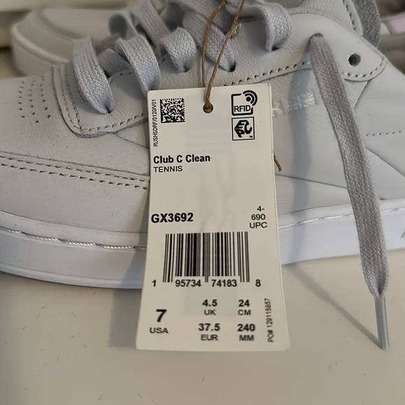 Reebok club c clean tennis shoes, never worn, size 7. - Picture 3 of 4